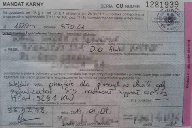 Nasz redakcyjny kolega musi zapłacić mandat za przejście na czerwonym świetle przez pustą ulicę