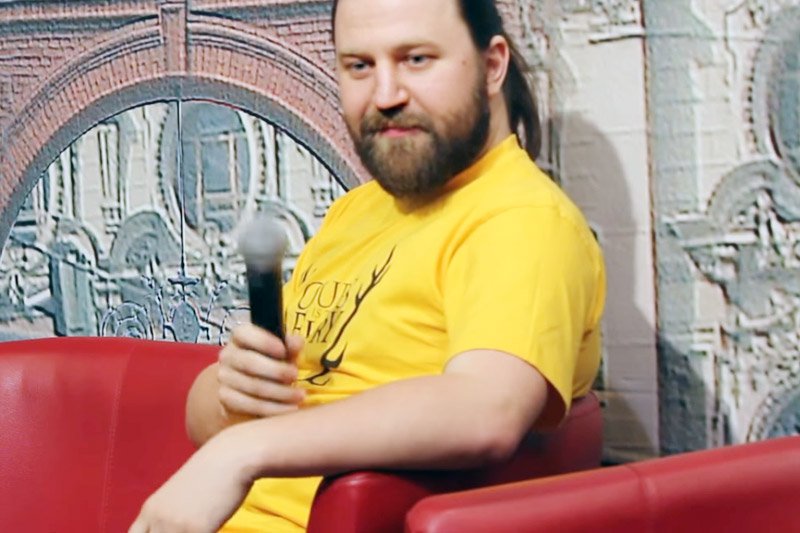 Pisarz Jakub Ćwiek niezwykle ostro atakuje Jarosława Kaczyńskiego za to, jak wykorzystuje katastrofę smoleńską w polityce.