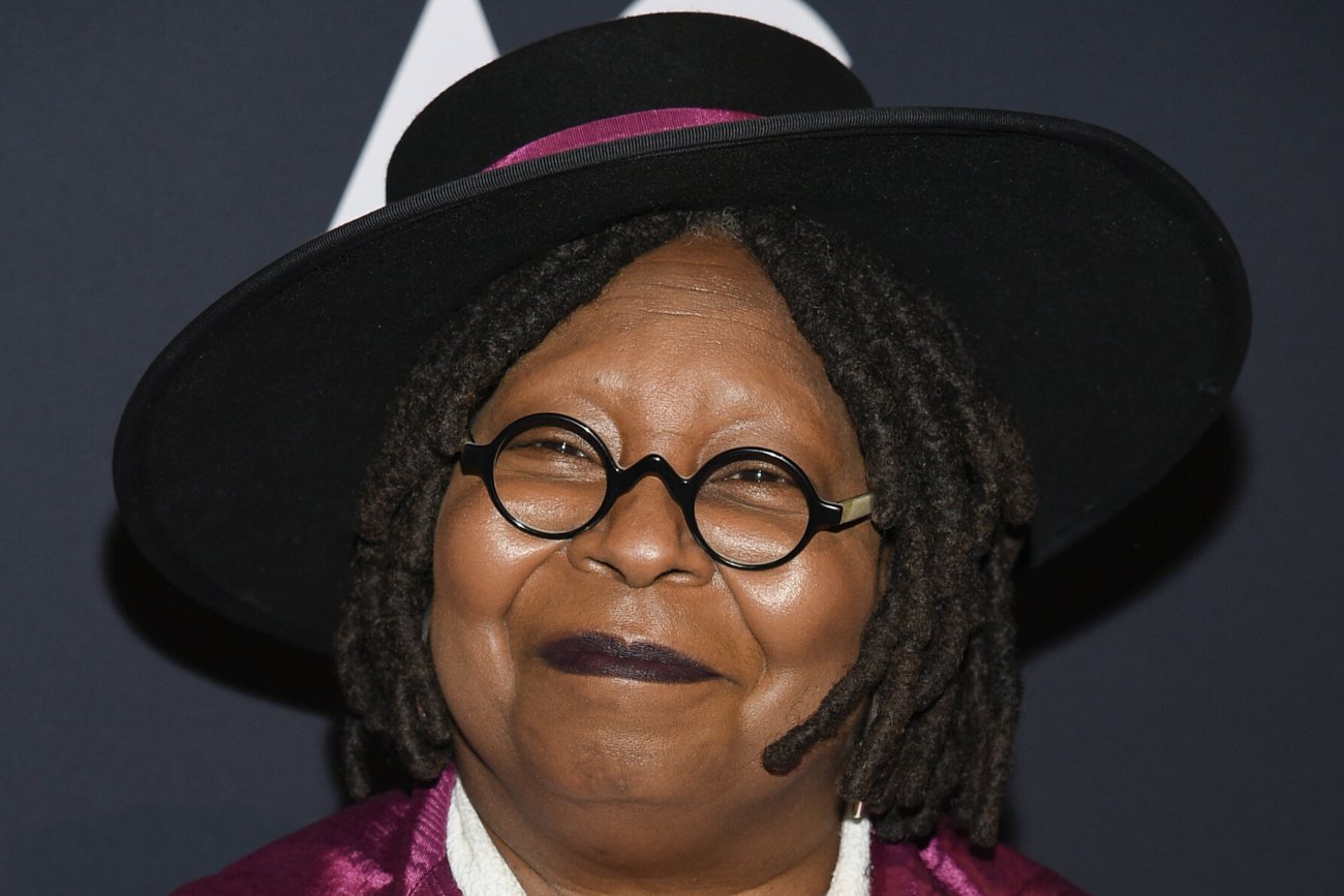 Whoopi Goldberg broni filmu "Płonące siodła".