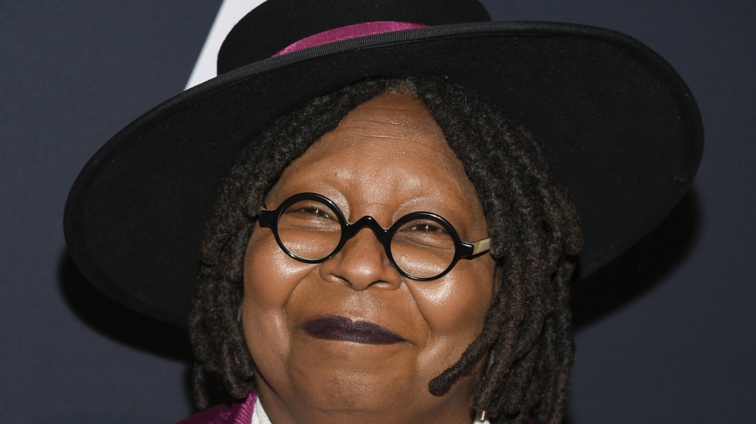 Whoopi Goldberg broni filmu "Płonące siodła".