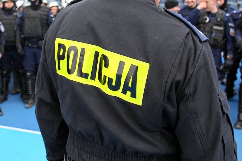 Funkcjonariusze policji robili instalacji zdjęcia.