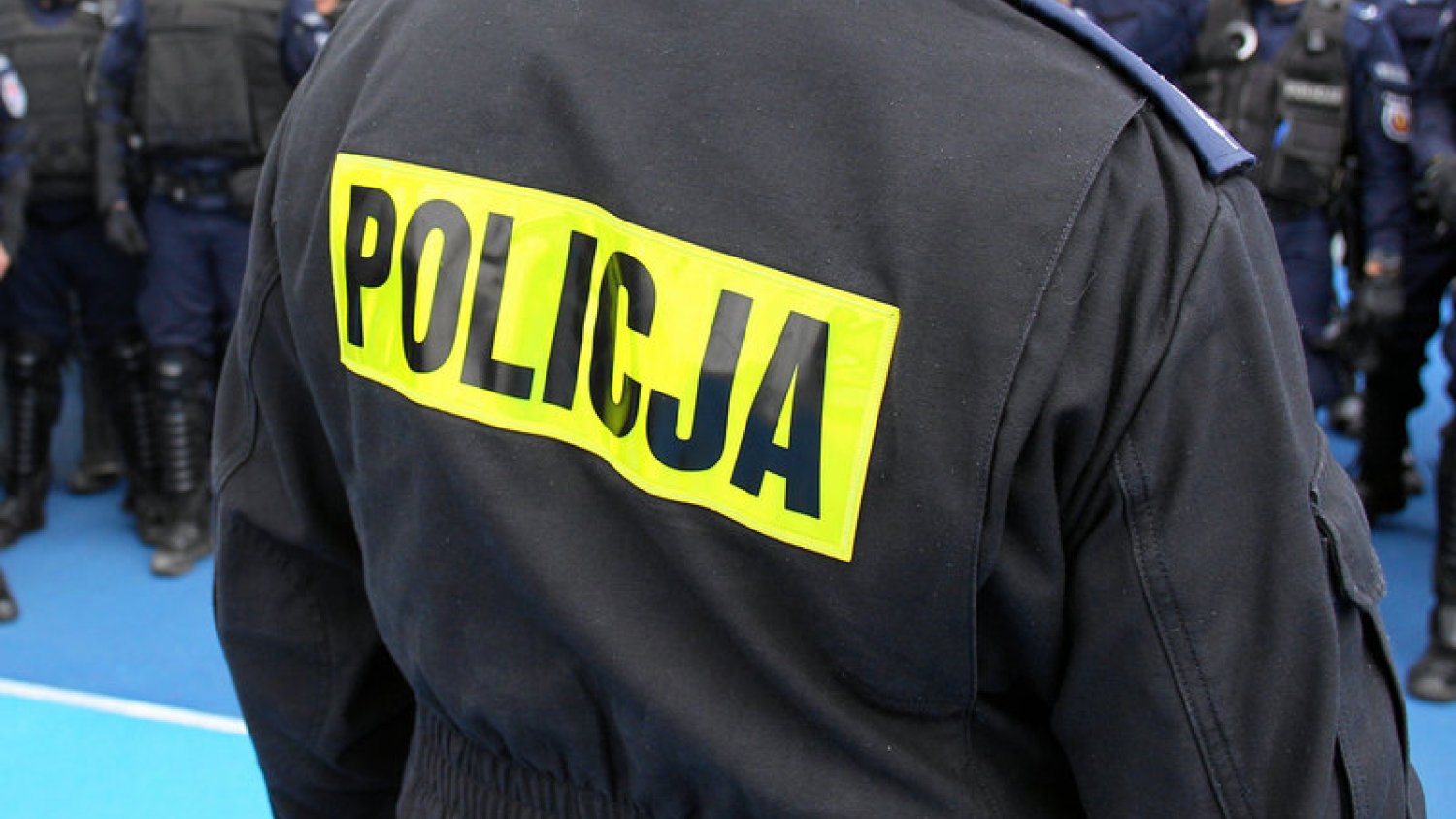 Funkcjonariusze policji robili instalacji zdjęcia.