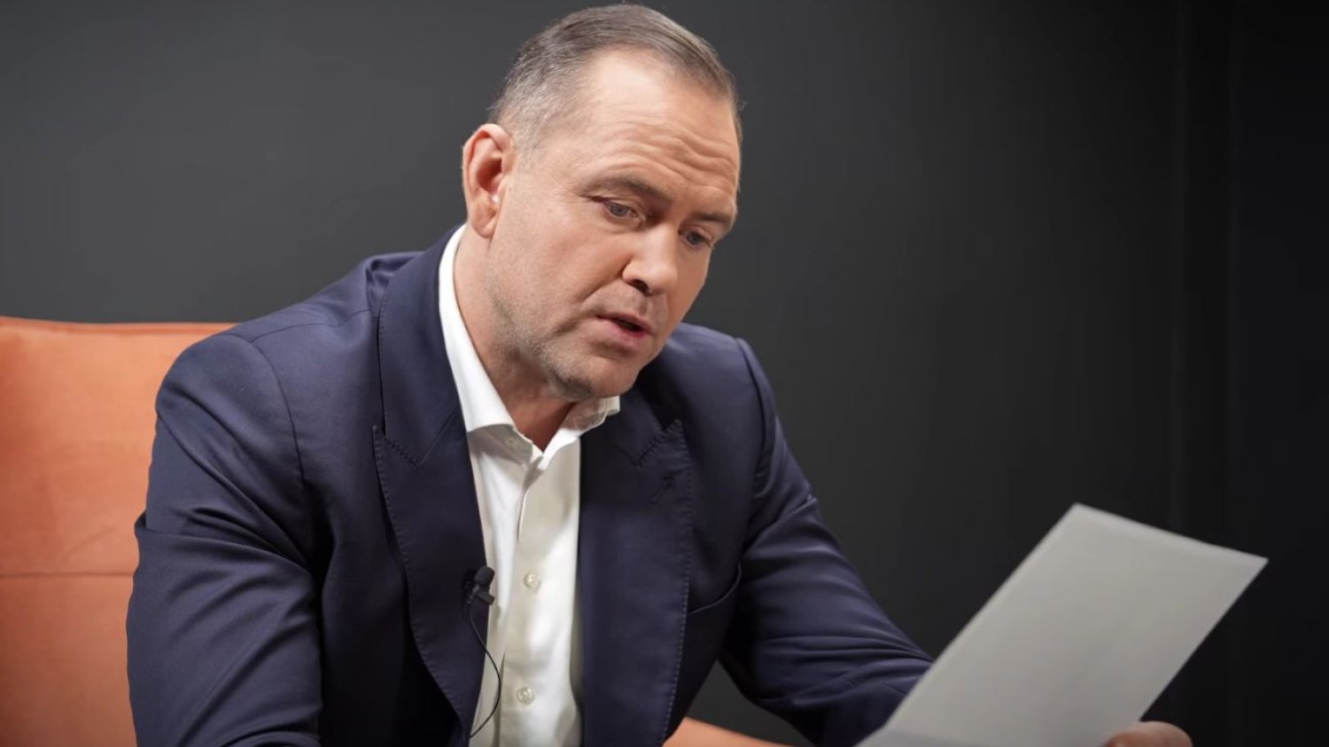 Ujawnili, że Nawrocki znów nie powiedział prawdy. Chodzi o film, gdzie tłumaczy się z mieszkania Nawrocki nie mówi prawdy? Przeanalizowali film, na którym wyjaśnia aferę
