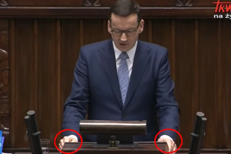 Mateusz Morawiecki ściskał pulpit mównicy.