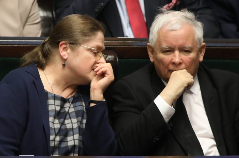 I Krystyna Pawłowicz, i Jarosław Kaczyński mają coś za uszami.