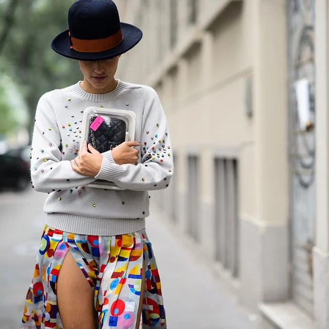 Kapelusz na Milan Fashion Week.