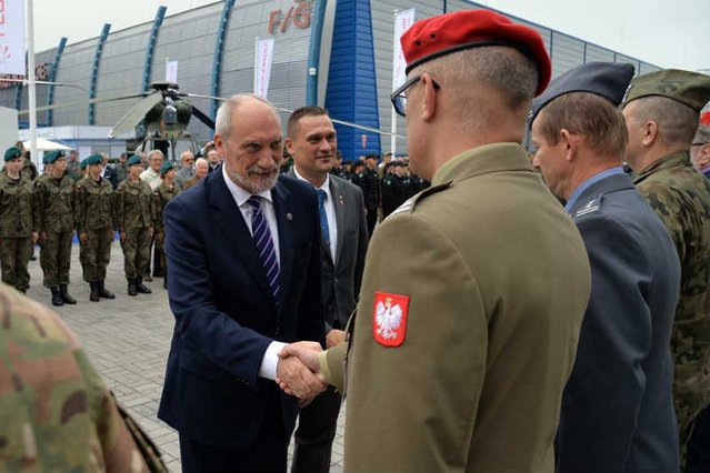 Nowe przepisy umożliwią degradowanie oficerów i podoficerów odbywających służbę wojskową między 22 lipca 1944 r. a 31 sierpnia 1990 r.