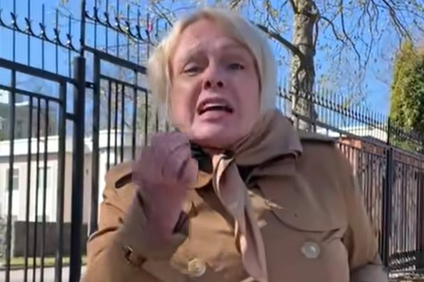 Rosjanka była agresywna w stosunku do młodej Ukrainki przed ambasadą rosyjską w Sztokholmie.