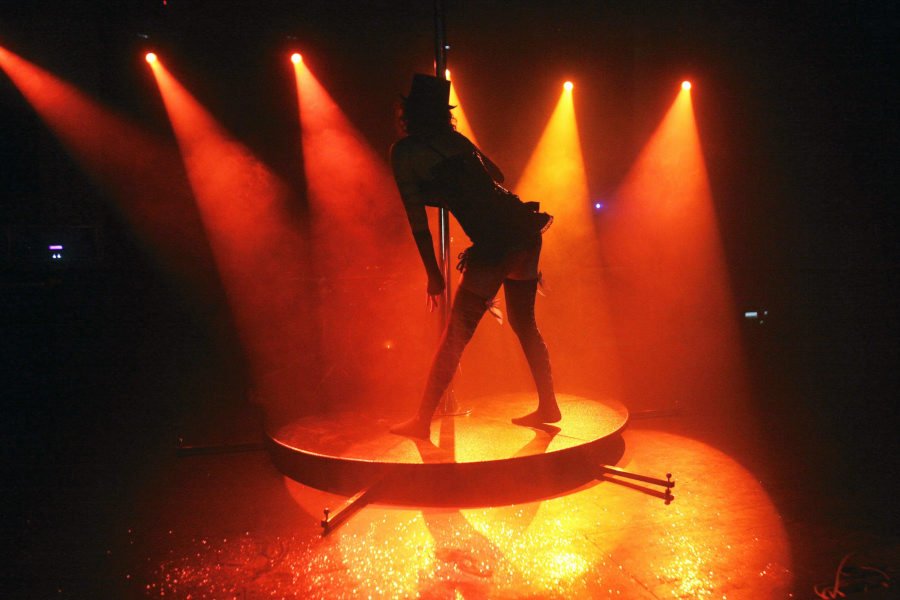 Branża erotyczna też dostała w kość przez pandemię koronawirusa. Jak radzą sobie striptizerki?