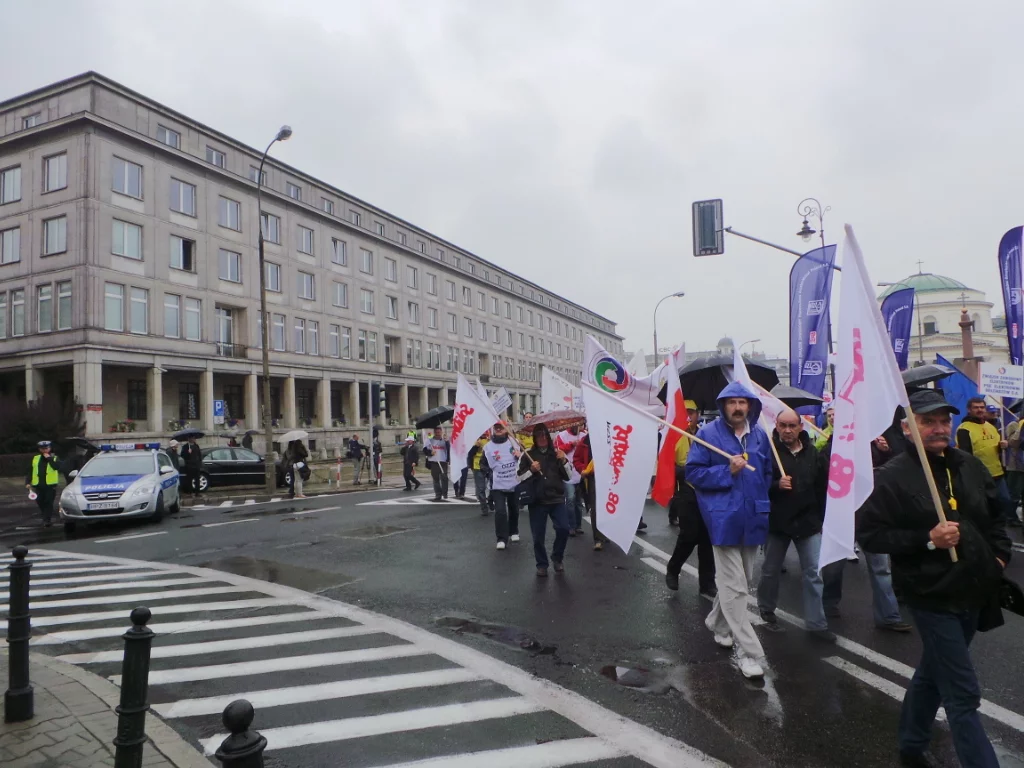 Protestujący idą sprzed Ministerstwa Gospodarki pod Sejm.