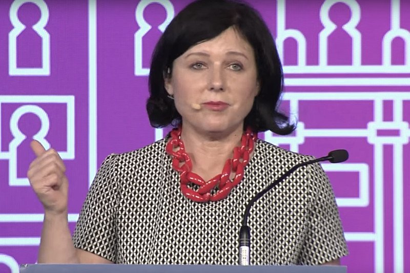 Unijna komisarz Vĕra Jourová proponuje uzależnienie dostępu do unijnych pieniędzy od przestrzegania rządów prawa.