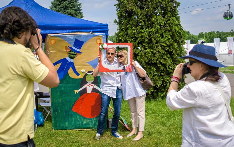 Borys Budka z żoną Katarzyną Kuczyńską-Budką podczas festynu rodzinnego organizowanego przez Komitet Obrony Demokracji z okazji rocznicy wyborów 4 czerwca w 1989 roku.
