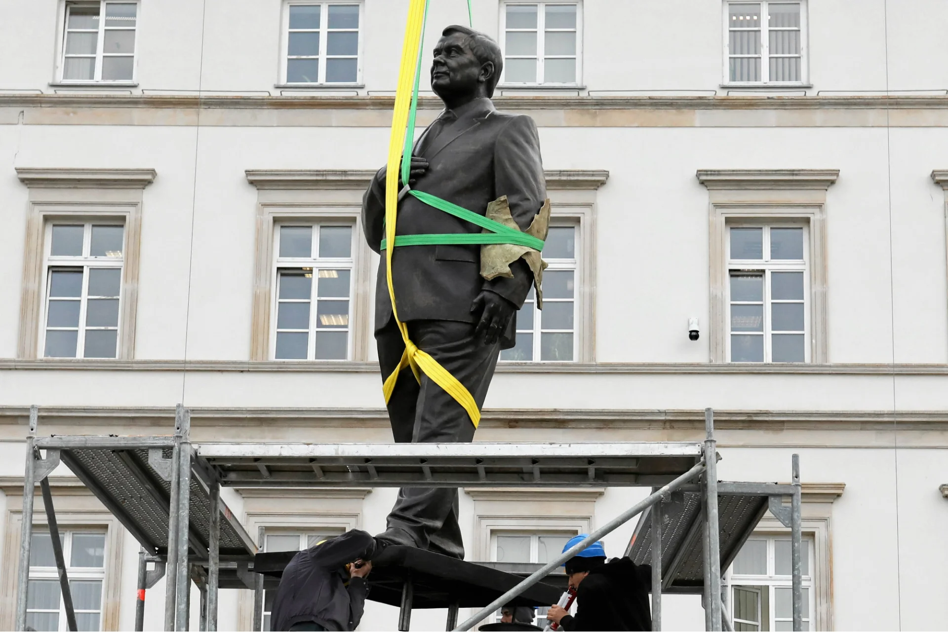 Pomnik Lecha Kaczyńskiego to już kolejny monument ku czci tragicznie zmarłego prezydenta.