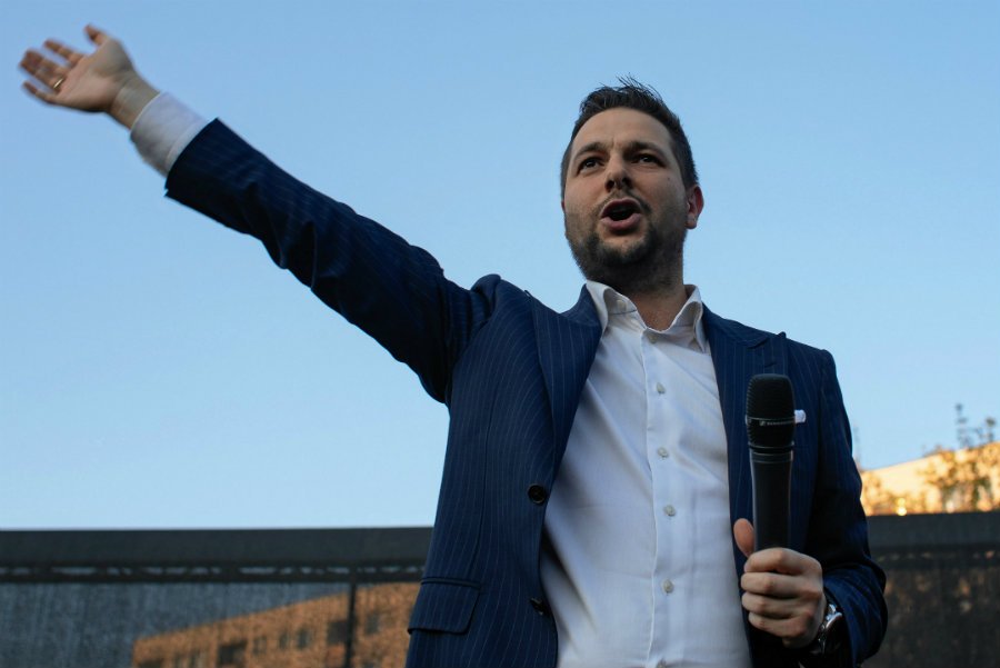 Patryk Jaki pokazał billboardy, w których trudno znaleźć choć słowo o PiS.