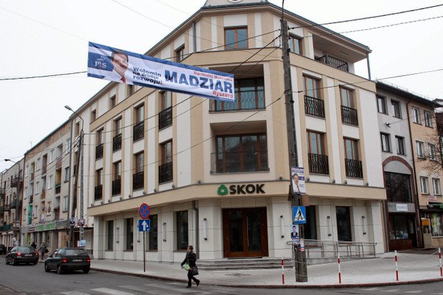 Siedziba SKOK Wołomin. Kasa upadła w grudniu 2014 roku, klientom zwrócono depozyty do kwoty 418 tys. zł.  Pozostało jednak jeszcze prawie 800 "pechowców", którym przepadły nawet miliony.