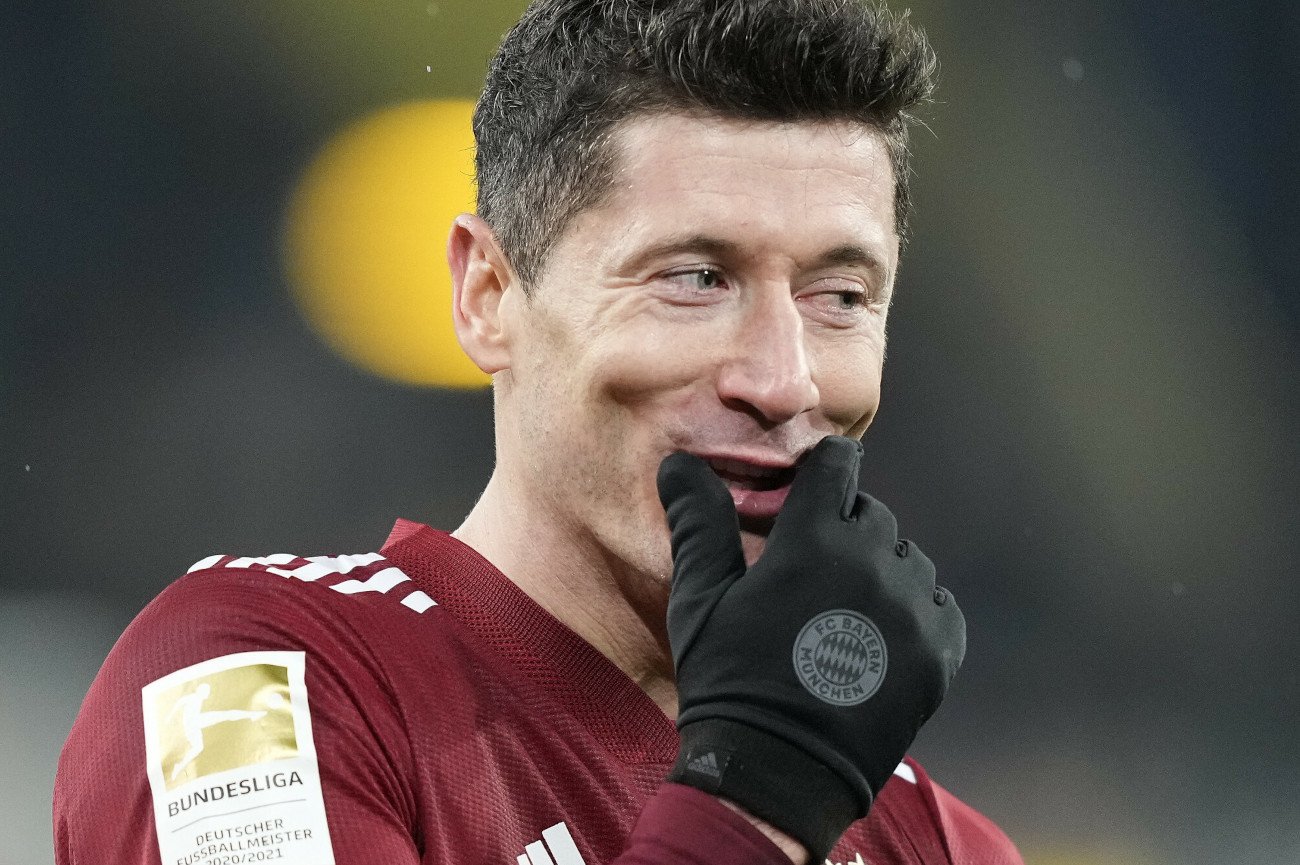 Robert Lewandowski popisał się idealnym wyczuciem piłki przy zagraniu, które zachwyciło prezesa Bayernu.
