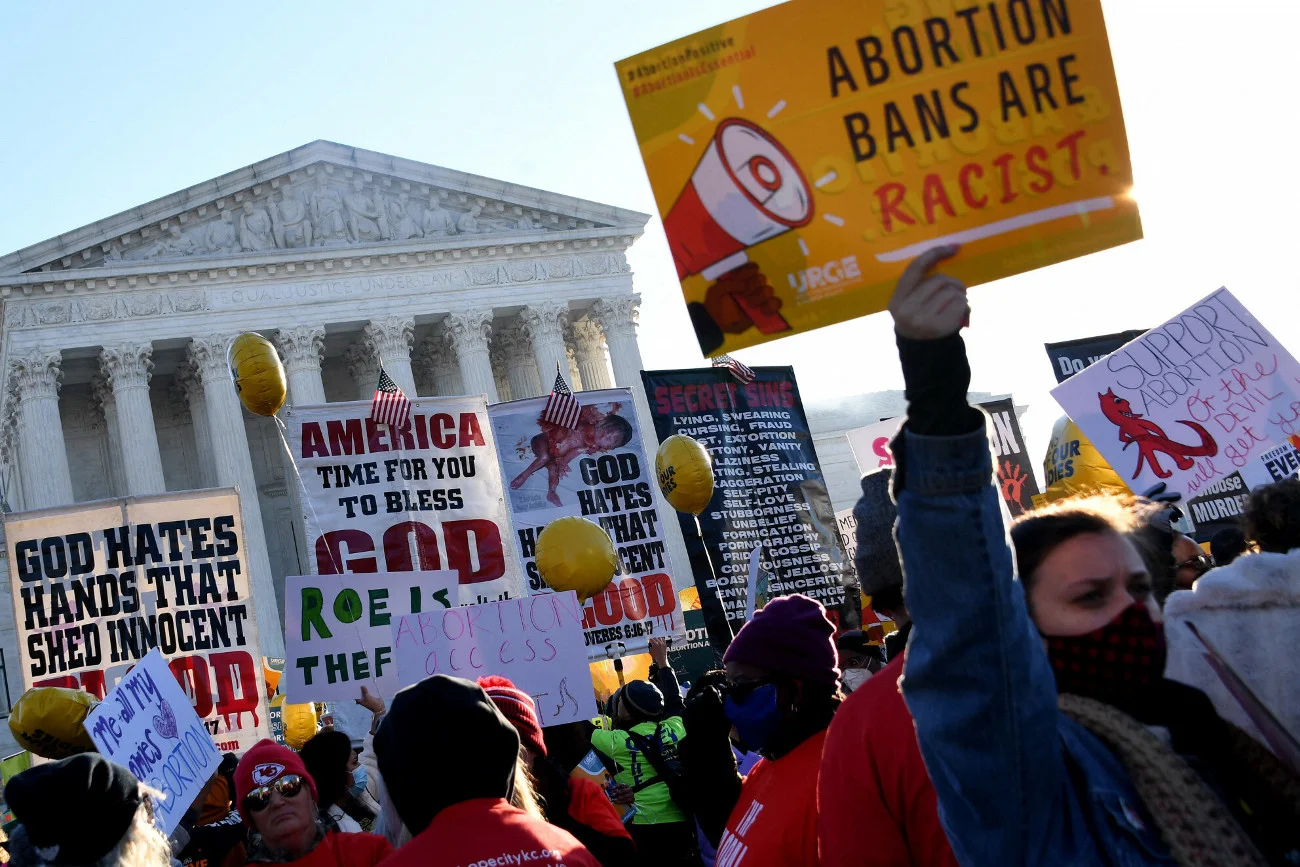 Zwolennicy i przeciwnicy zaostrzenia prawa aborcyjnego protestowali przed Sądem Najwyższym USA.