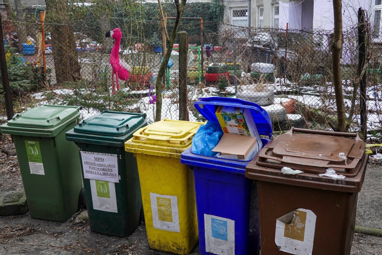 Segregacja śmieci. Nowy pojemnik na odzież i tekstylia.