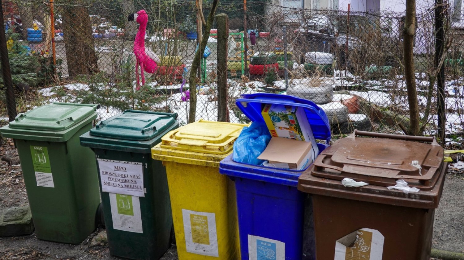 Segregacja śmieci. Nowy pojemnik na odzież i tekstylia.