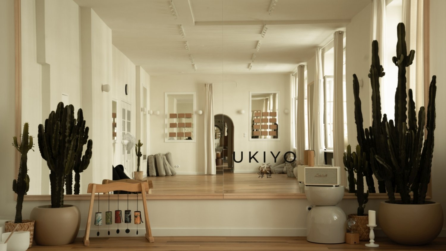 UKIYO to studio modern mindfulness. Unikatowe miejsce w Warszawy oferuje szereg zajęć pomagających w ukojeniu umysłu, zatrzymaniu gonitwy myśli oraz odstresowaniu. Jego założycielką jest Kornelia Samanta Składzień, twórczyni konceptu Polka Pilates.