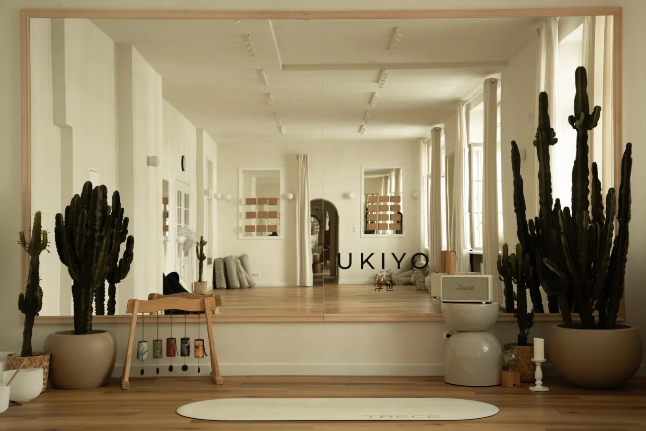 UKIYO to studio modern mindfulness. Unikatowe miejsce w Warszawy oferuje szereg zajęć pomagających w ukojeniu umysłu, zatrzymaniu gonitwy myśli oraz odstresowaniu. Jego założycielką jest Kornelia Samanta Składzień, twórczyni konceptu Polka Pilates.