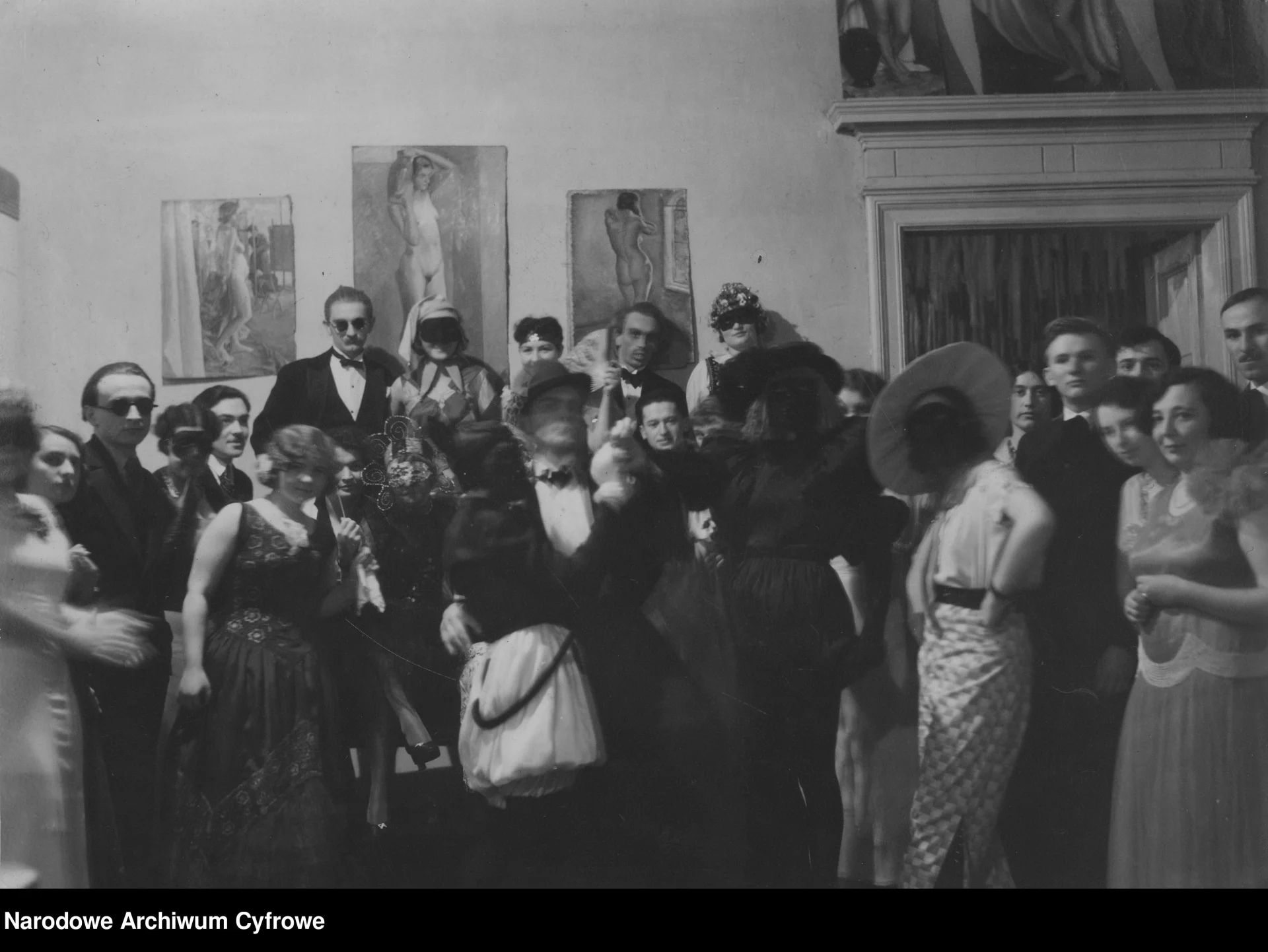 Uczestnicy zabawy karnawałowej, 1933 rok.