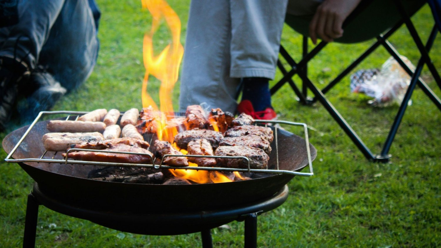 Grill na dziko to ryzykowny pomysł. Jeden błąd i 5 tysięcy złotych w błoto Mięso smażące się na grillu.
