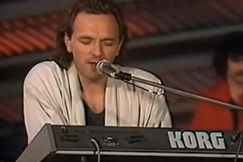 Utwór "Przeżyj to sam" w wykonaniu Grzegorza Stróżniaka na koncercie w Zielonej Górze