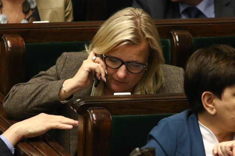 Minister Beata Kempa (PiS) rozmawiała przez telefon podczas minuty ciszy pamięci Piotra Szczęsnego (zdj. ilustracyjne).