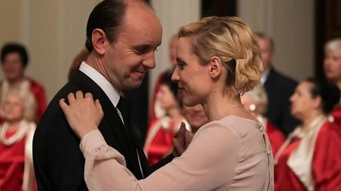 Główna bohaterka (Kijowska) tańczy z burmistrzem (Woronowicz)