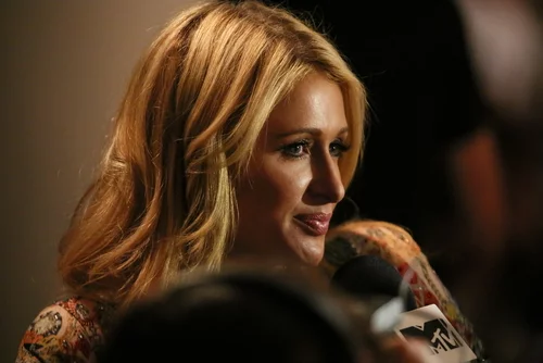 Paris Hilton jest cała i zdrowa. Wbrew temu, co sądzą Amerykanie, terroryści z ISIS zaatakowali stolicę Francji, a nie celebrytkę.