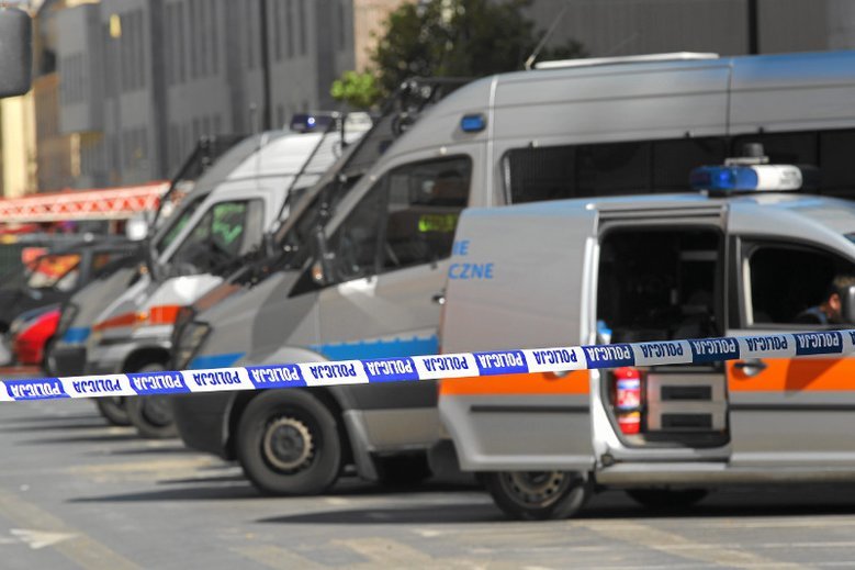 Policyjny negocjator próbuje przekonać mieszkańca Radomia, by nie wysadzał się w powietrze. W tym czasie ewakuowano okolicznych mieszkańców.