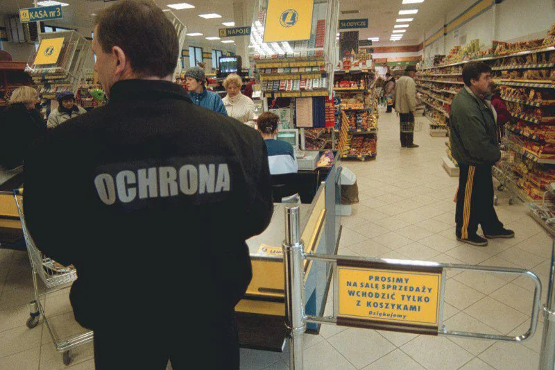 Ochroniarze śledzą każdy nasz ruch w sklepach. 76 proc. z klientów czuje się inwigilowana.