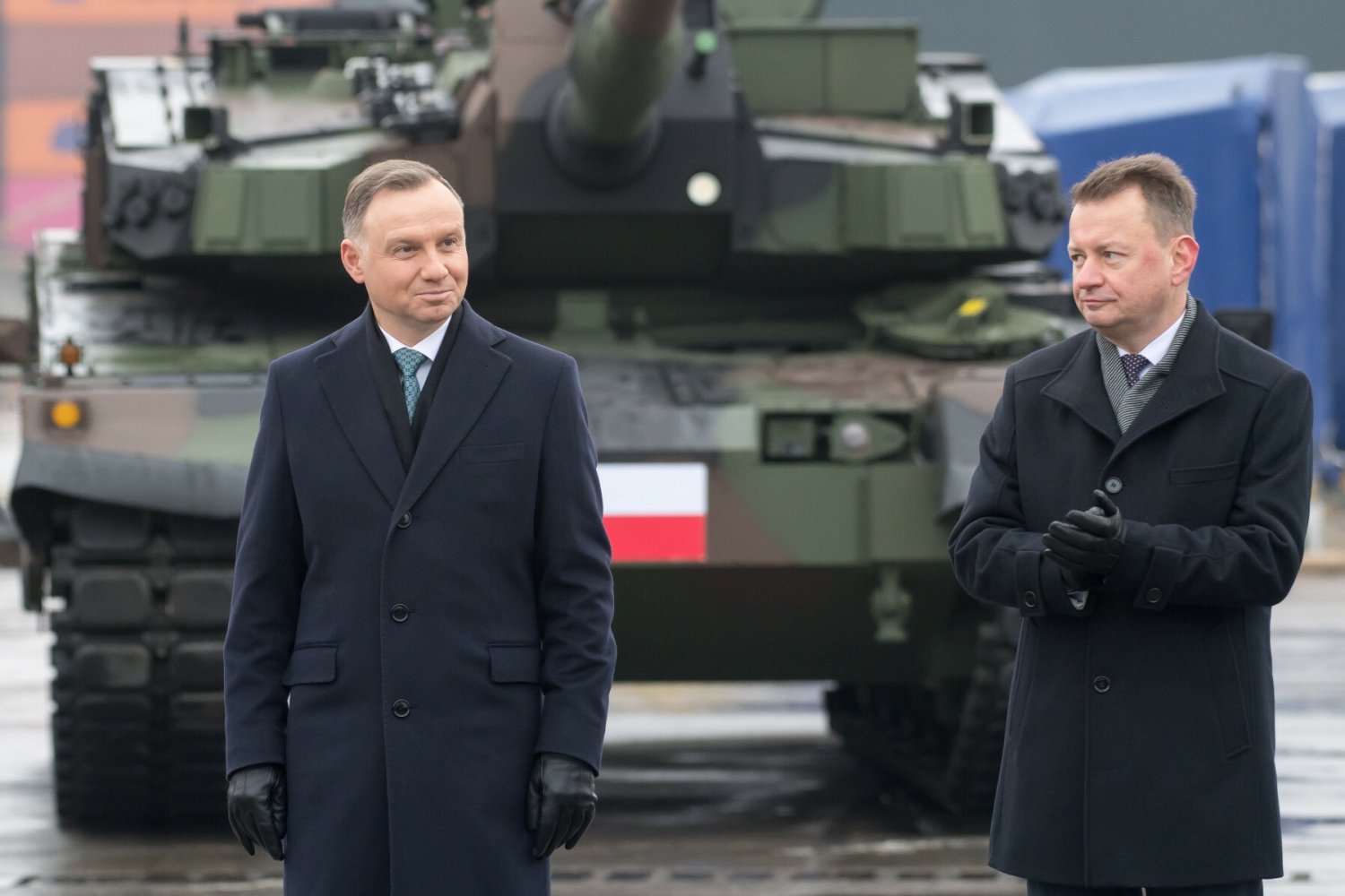 Andrzej Duda i Mariusz Błaszczak podczas uroczystego odbioru czołgów