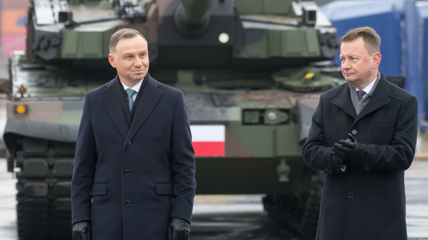 Andrzej Duda i Mariusz Błaszczak podczas uroczystego odbioru czołgów