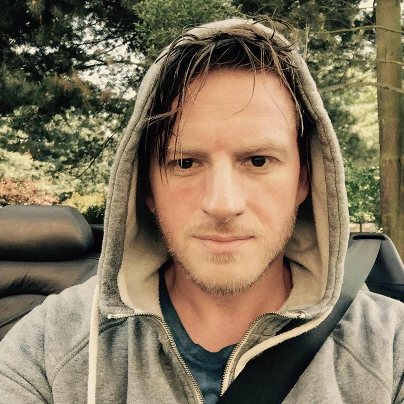 Szczepan Twardoch wie do czego służą media społecznościowe, czasem wrzuca nawet selfie.