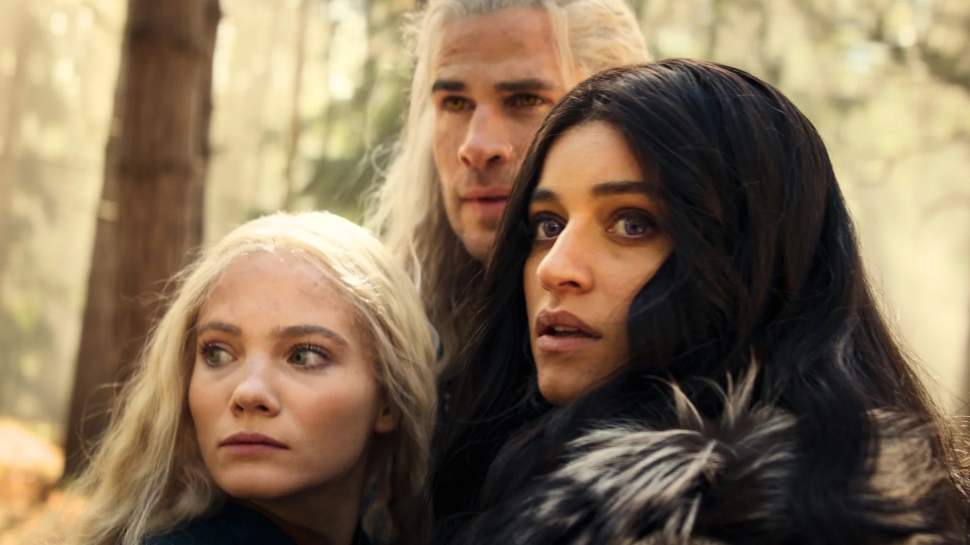 Freya Allan, Liam Hemsworth i Anya Chalotra jako Ciri, Geralt i Yennefer w serialu "Wiedźmin"