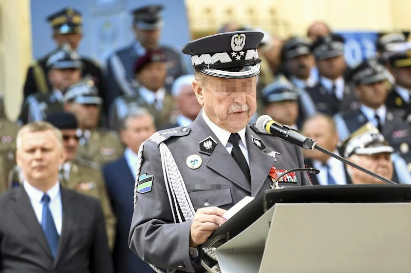 Lech M., były dowódca generalny rodzajów sił zbrojnych. Został zatrzymany razem z trzema innymi osobami.
