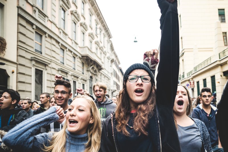 Młodzi chcą się czuć bezpiecznie, a to może im dać m.in. państwo opiekuńcze.