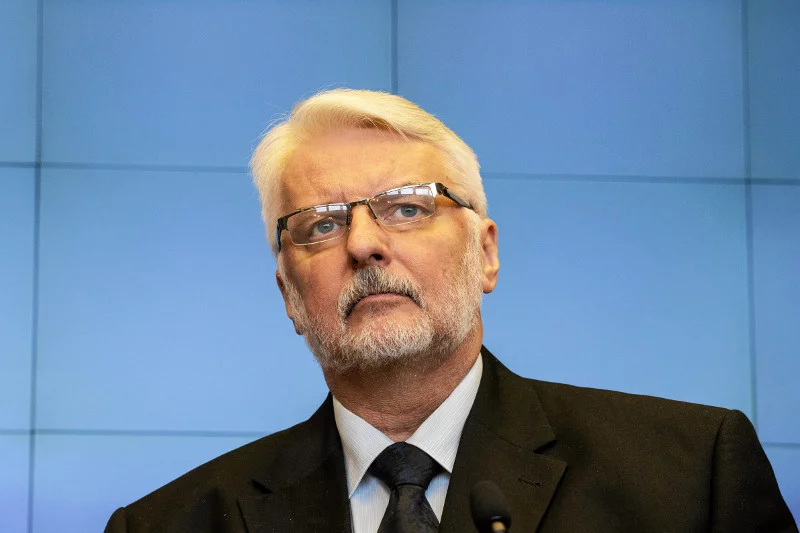 Witold Waszczykowski przed wyborami we Francji fotografował się nie z tym kandydatem, z którym najwyraźniej powinien.