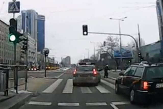 Kadr z nagrania, które przedstawia policyjne "polowanie na staruszkę"