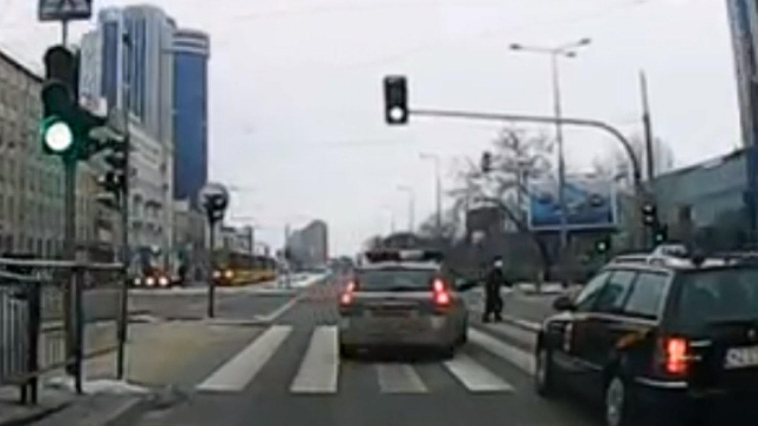 Kadr z nagrania, które przedstawia policyjne "polowanie na staruszkę"