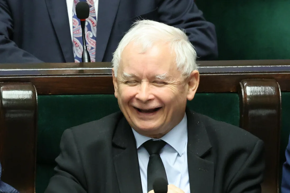 Sondaż CBOS inny niż reszta. Trzecia Droga na aucie a do tego polaryzacja