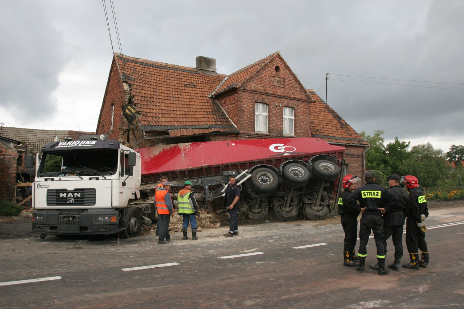 Kierowca tira wjechał w dom w Dorohuczy, ponieważ zasnął za kierownicą