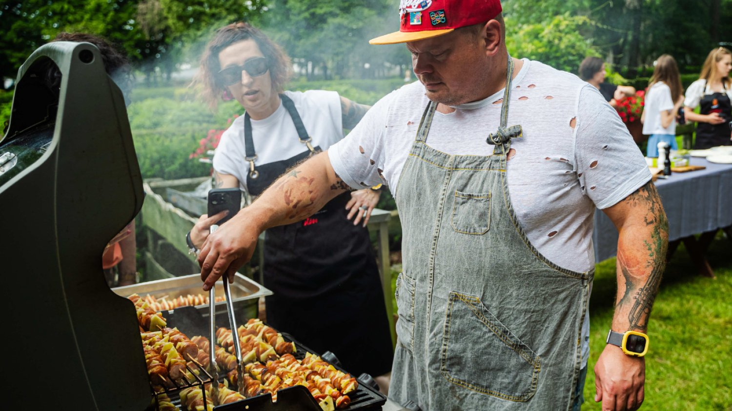 Kiełbasa śląska, kaszanka grillowa z boczkiem, karkówka i kiszka ziemniaczana – oto główne bohaterki grillowej uczty, jaką proponuje marka Sokołów. Prezentujemy 5 pomysłów na dania, którymi zaskoczycie swoich gości