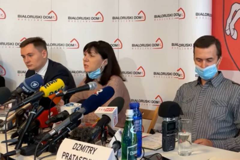 Matka zatrzymanego w niedzielę dziennikarza Ramana Pratasiewicza, Natalla podczas czwartkowej konferencji prasowej w Warszawie prosiła, aby "pomóc uwolnić jej syna".