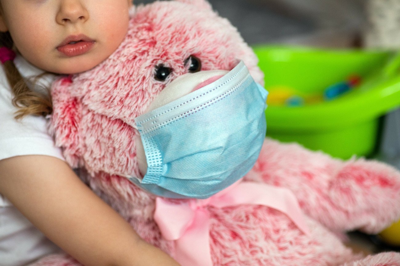 Obecny sezon infekcyjny jest wyjątkowy. Takiej liczby chorych dzieci z COVID-19, grypą i RSV dawno nie było na oddziałach pediatrycznych. Ochronić przed infekcją mogą szczepienia.