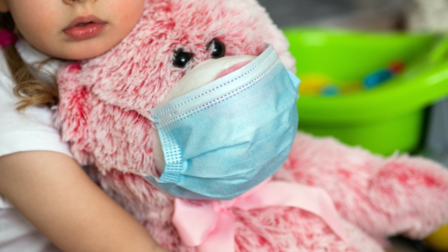 Obecny sezon infekcyjny jest wyjątkowy. Takiej liczby chorych dzieci z COVID-19, grypą i RSV dawno nie było na oddziałach pediatrycznych. Ochronić przed infekcją mogą szczepienia.