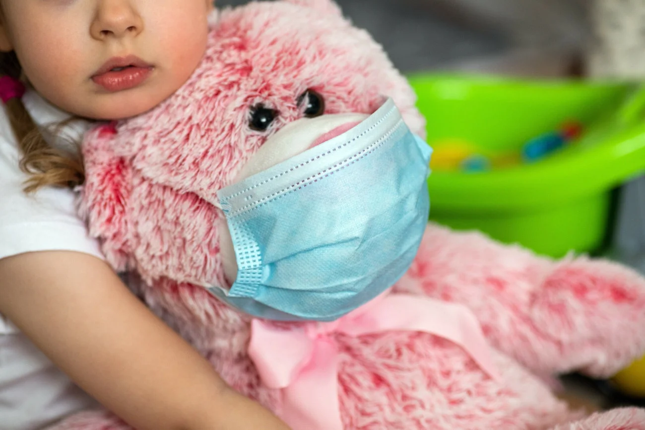 Obecny sezon infekcyjny jest wyjątkowy. Takiej liczby chorych dzieci z COVID-19, grypą i RSV dawno nie było na oddziałach pediatrycznych. Ochronić przed infekcją mogą szczepienia.