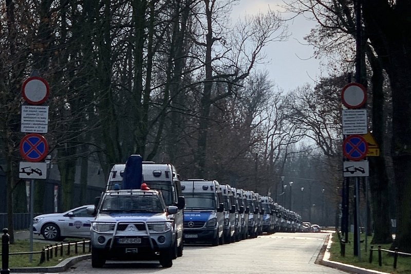 Obok Sejmu gromadzą się nadzwyczajne siły policji.